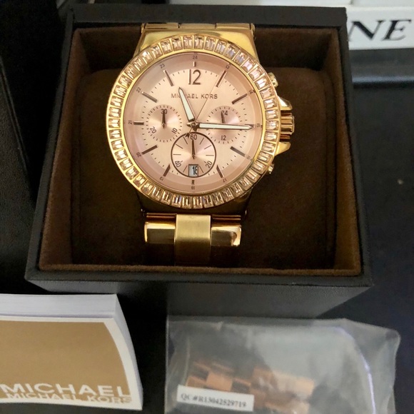 Beautiful rose gold Michael Kors! 💕 FLASH SALE ⚡️ - Picture 3 of 6